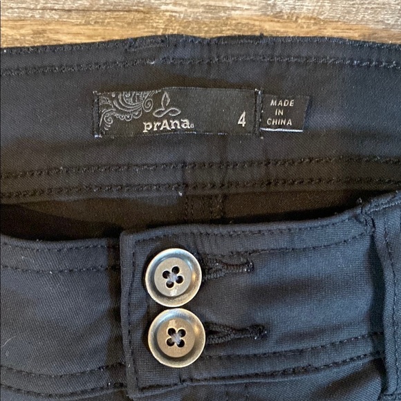 Black Bermudas with Straight-Cut Leg and Lightweight Fabric
Bin B - Picture 2 of 4